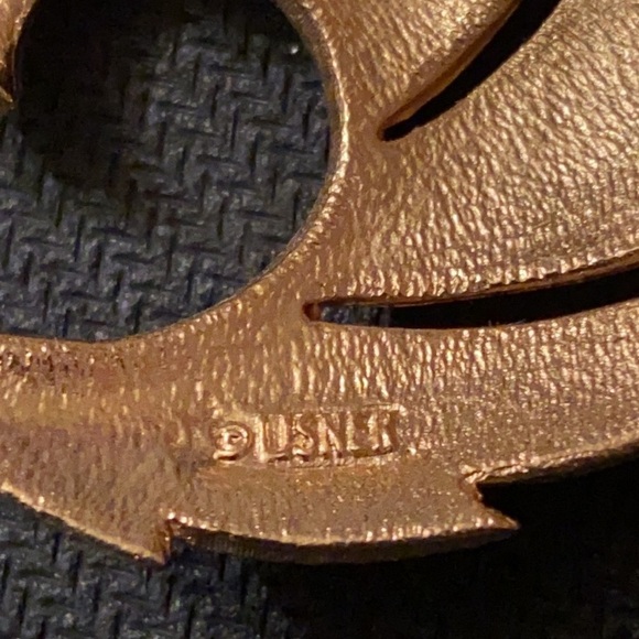 Lisner Vintage Sculpted Gold Swirl Shaped Feathers Pin Closure Statement Brooch. - Picture 4 of 4